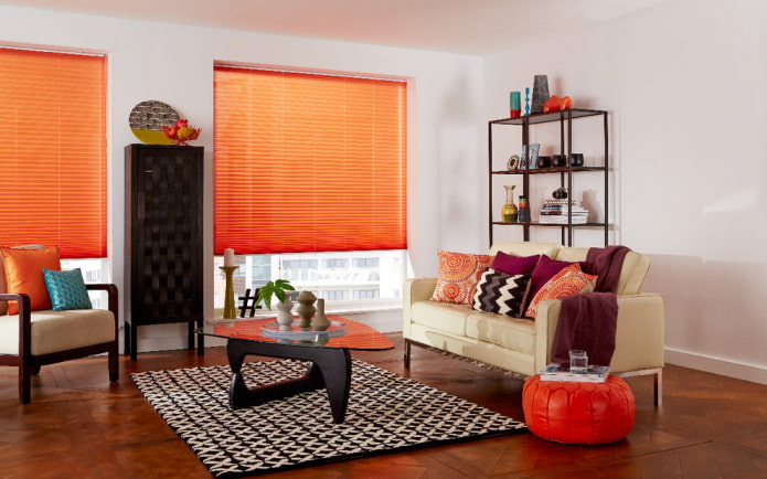 oranje horizontale lamellen in de woonkamer