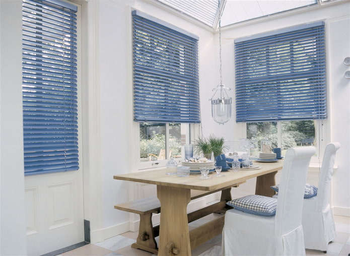 blauwe horizontale lamellen in de eetkamer