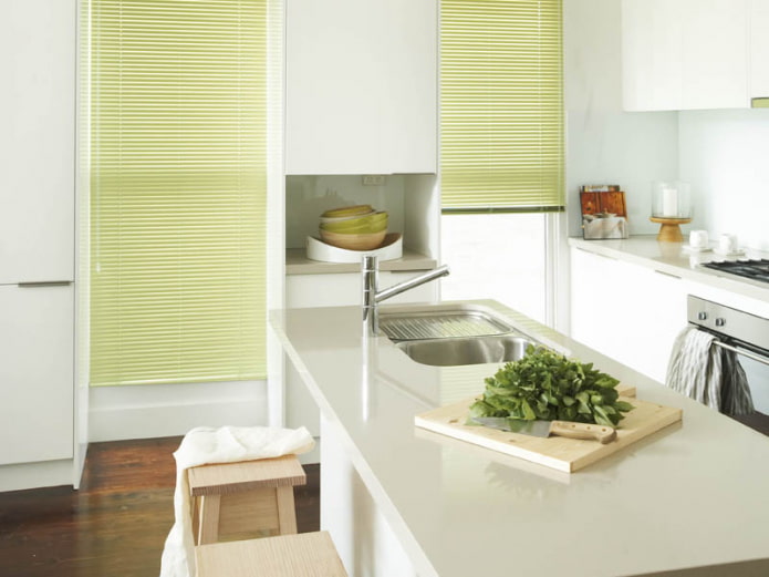 lichtgroene horizontale lamellen in de keuken