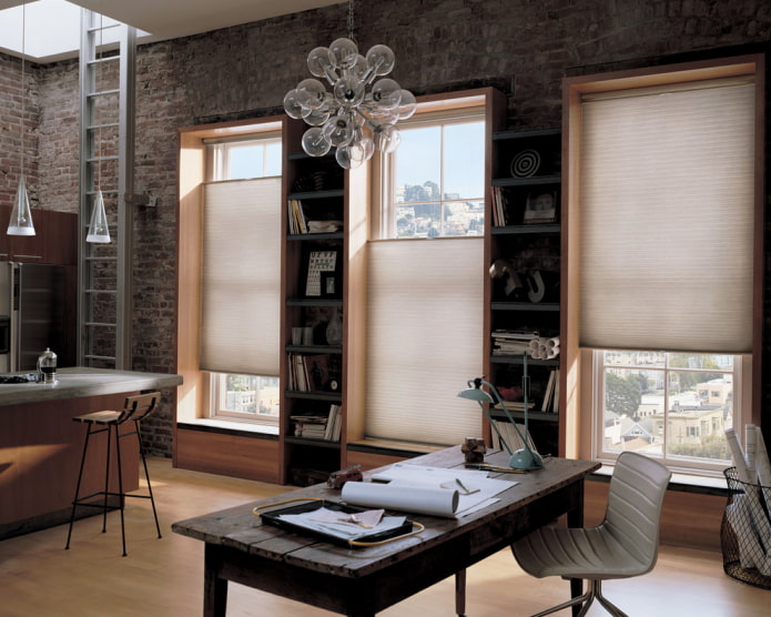 beige pliss?gordijnen in het interieur