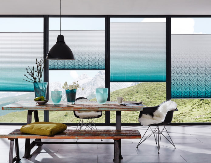 geplooide papieren jaloezie?n in het interieur