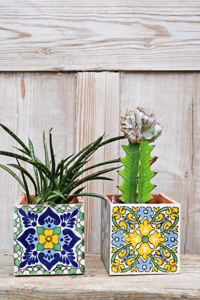 Bloemen gemaakt van gekleurde tegels
