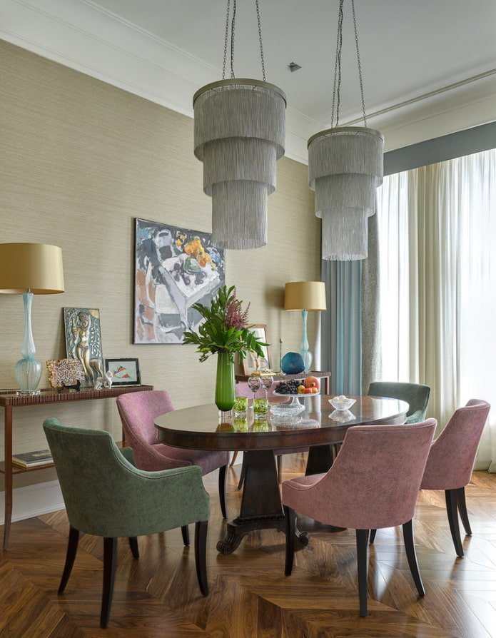 Ovale tafel met zachte stoelen
