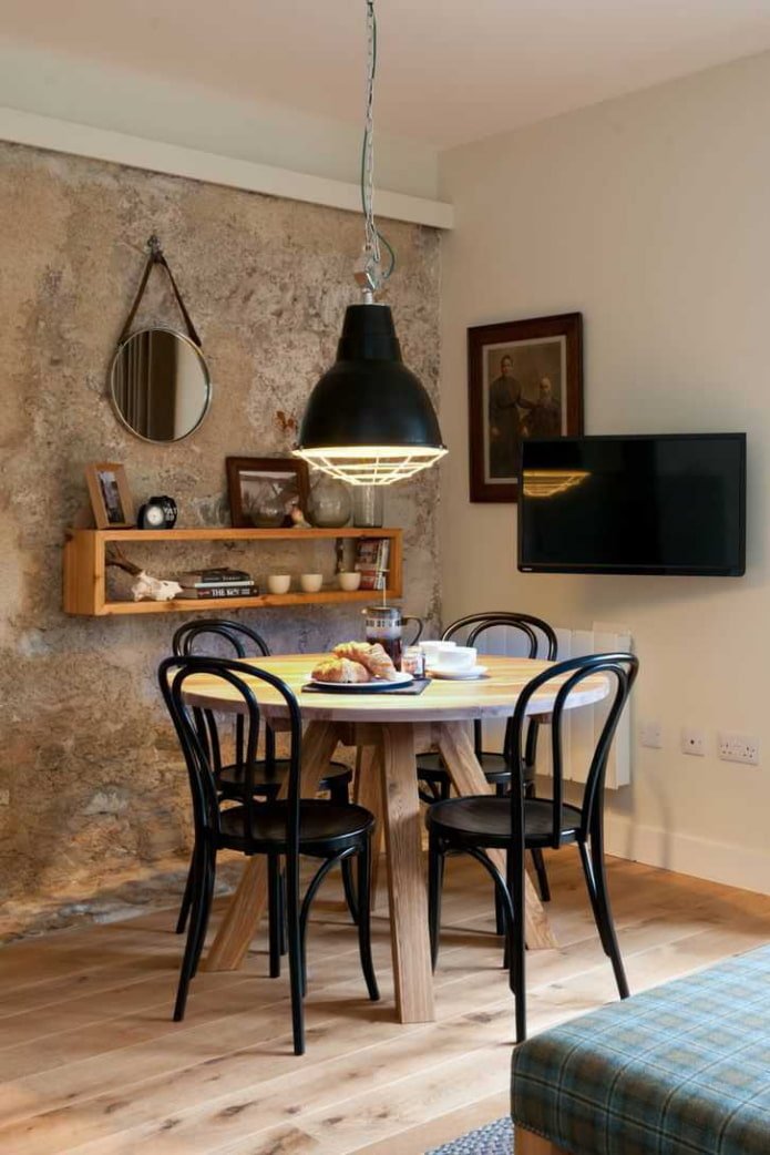 Tafel met stoelen in de woonkamer