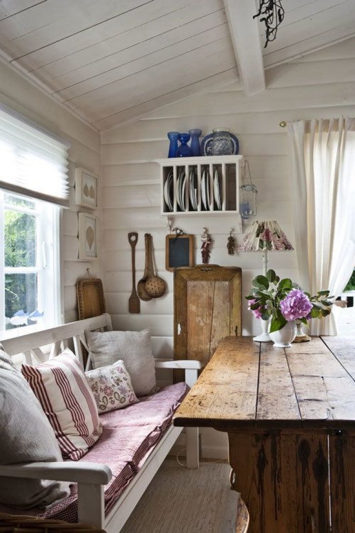 woonkamer-eetkamer op het platteland