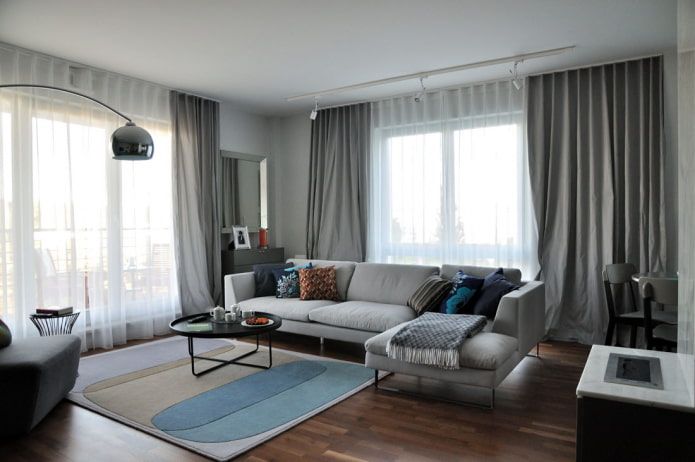 bank in een woonkamer met twee ramen