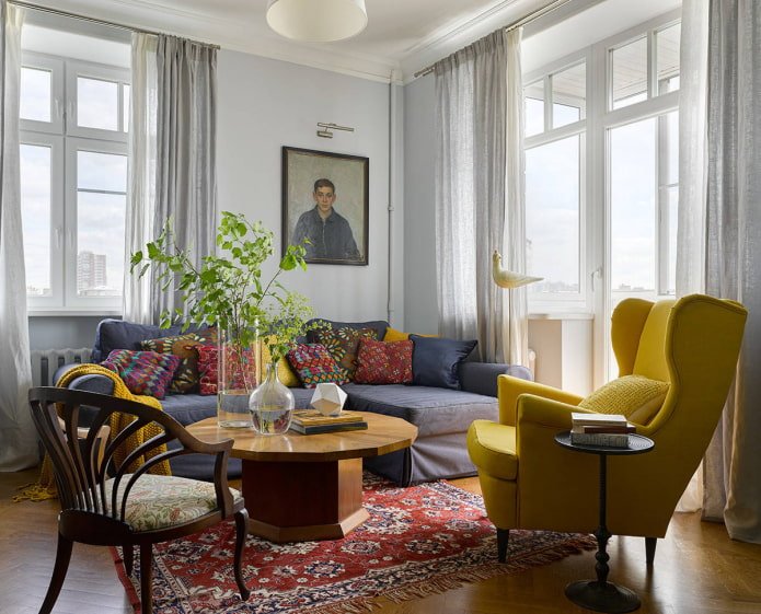 woonkamer met raam en balkon