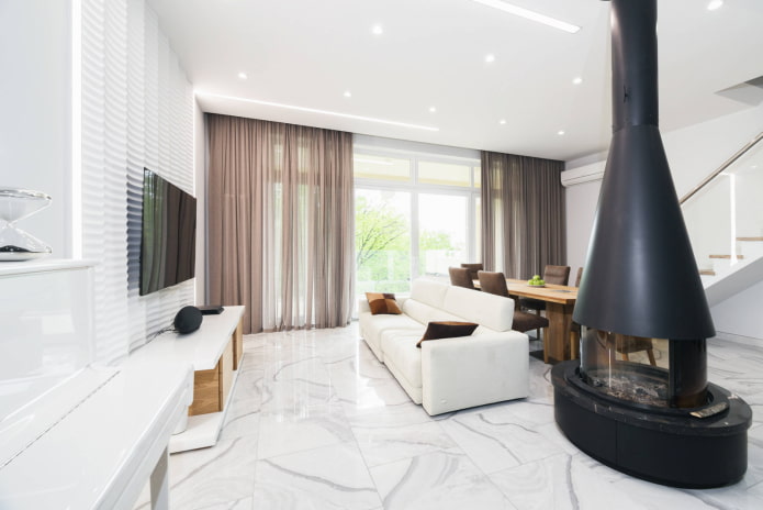 open haard en tv in het interieur van de woonkamer in een moderne stijl