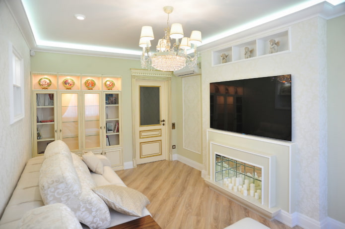 open haard en tv in het interieur van een kleine woonkamer