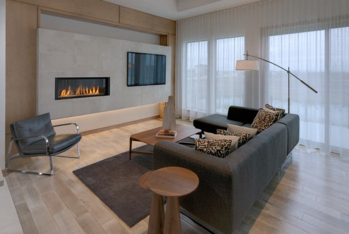 elektrische open haard en tv in het interieur van de woonkamer