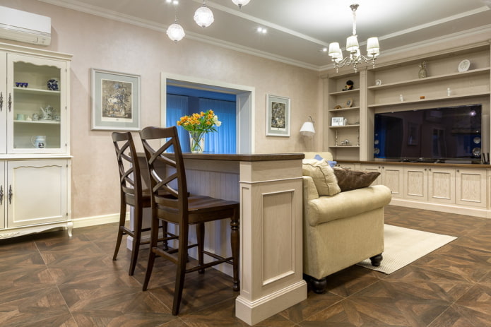 woonkamerinterieur in bruine en beige tinten
