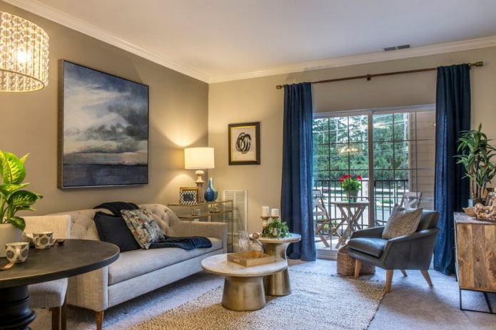 woonkamerinterieur in beige en blauwe tinten