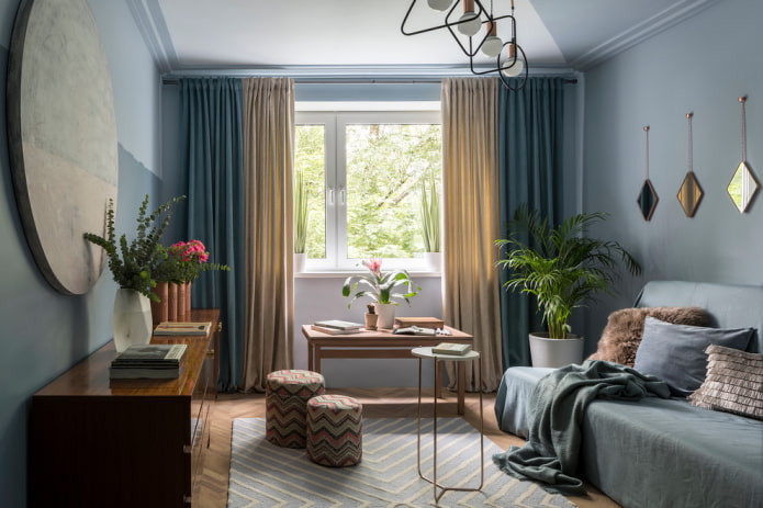decoratie en textiel in het interieur van een blauwe woonkamer