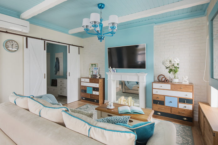 interieur van een wit-blauwe woonkamer