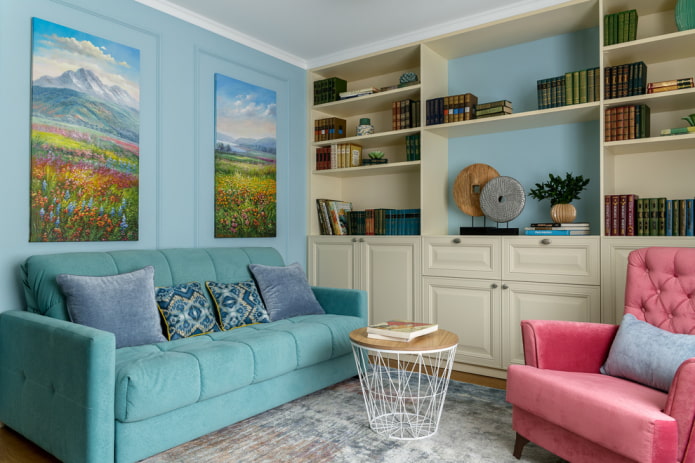 decoratie en textiel in het interieur van een blauwe woonkamer