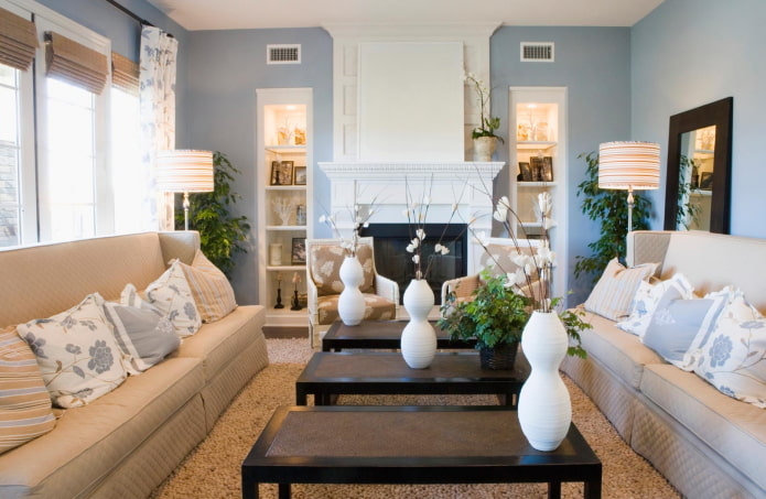 interieur van een beige en blauwe woonkamer