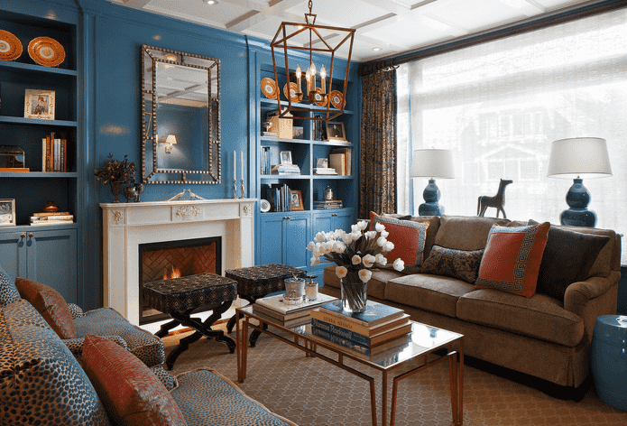 interieur van een bruin-blauwe woonkamer