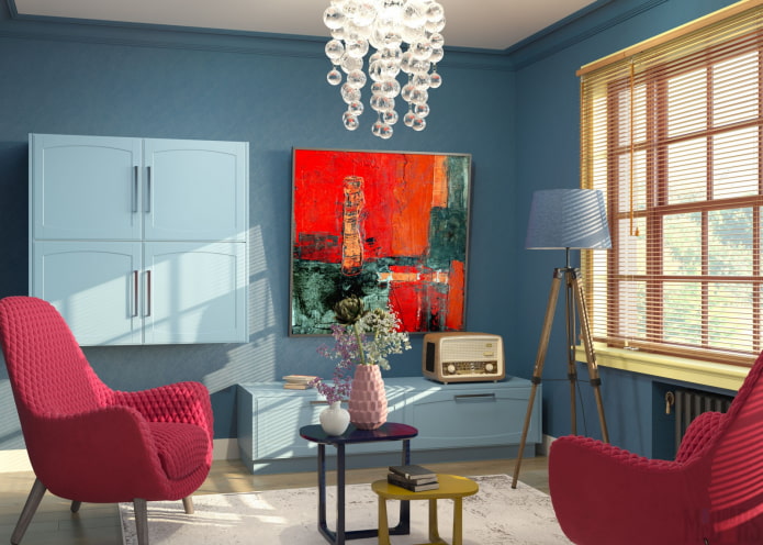 blauwe woonkamer met felle accenten