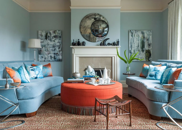 blauwe woonkamer met felle accenten