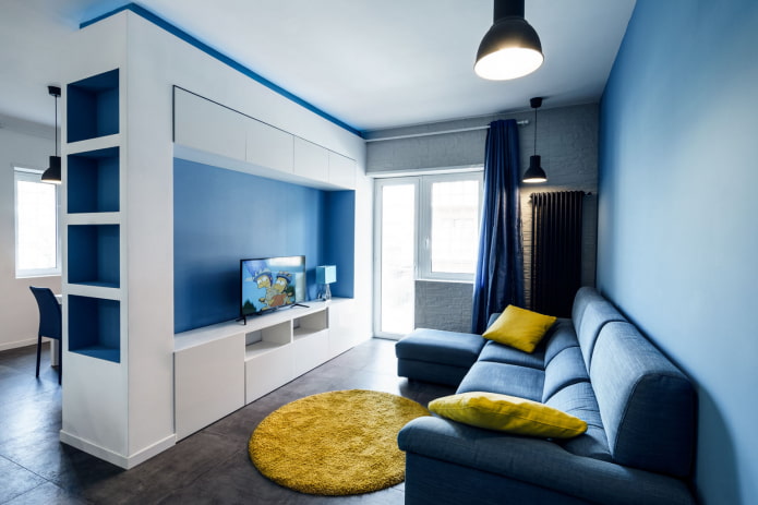 blauwe woonkamer met felle accenten