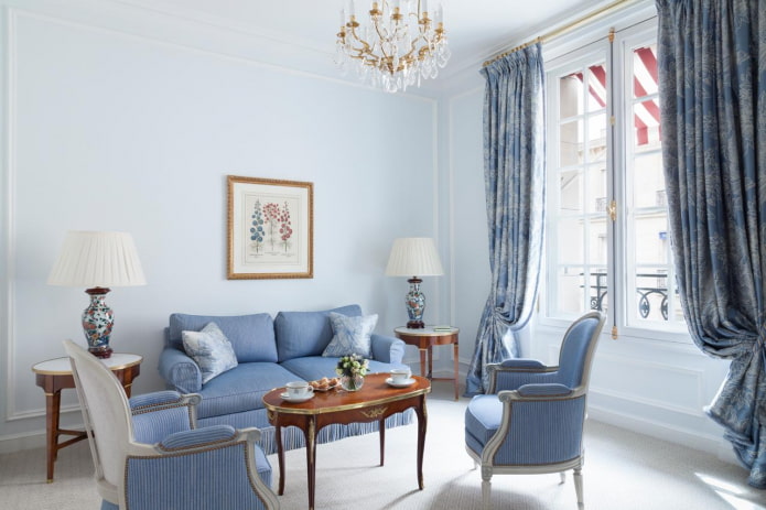 blauwe woonkamer in klassieke stijl