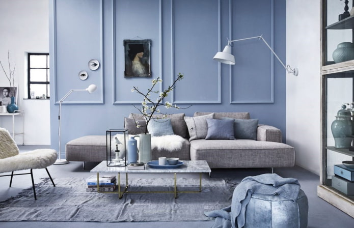 interieur van een grijsblauwe woonkamer