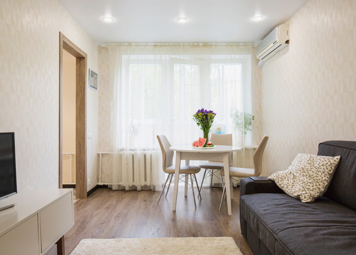 beige woonkamer in het interieur van een Chroesjtsjovisch appartement