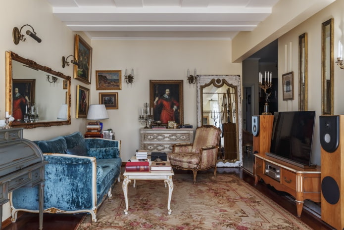 gordijnen en decoratie in de woonkamer in de klassieke stijl