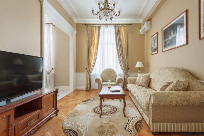 klassieke woonkamer in lichte tinten