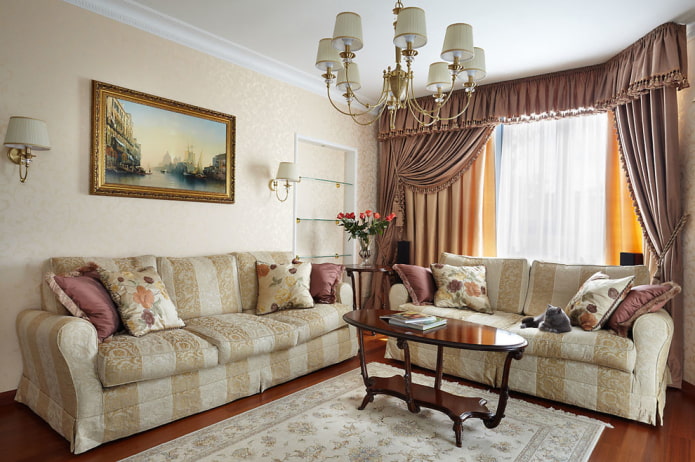 gordijnen en decoratie in de woonkamer in klassieke stijl