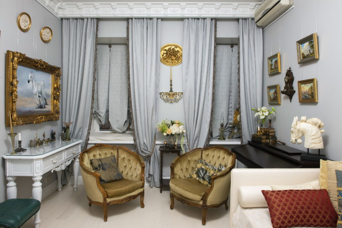 gordijnen en decoratie in de woonkamer in de klassieke stijl