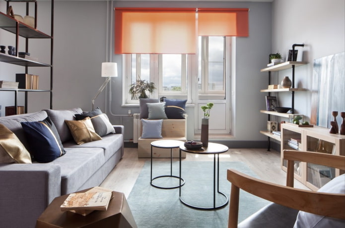gordijnen in een grijze woonkamer