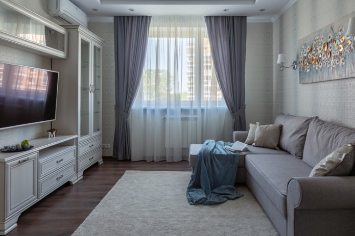 gordijnen in een grijze woonkamer