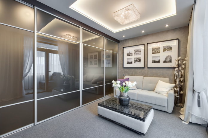 verlichting en decoratie in het interieur van een grijze woonkamer
