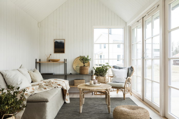 woonkamer in Scandinavische stijl in het interieur van het huis