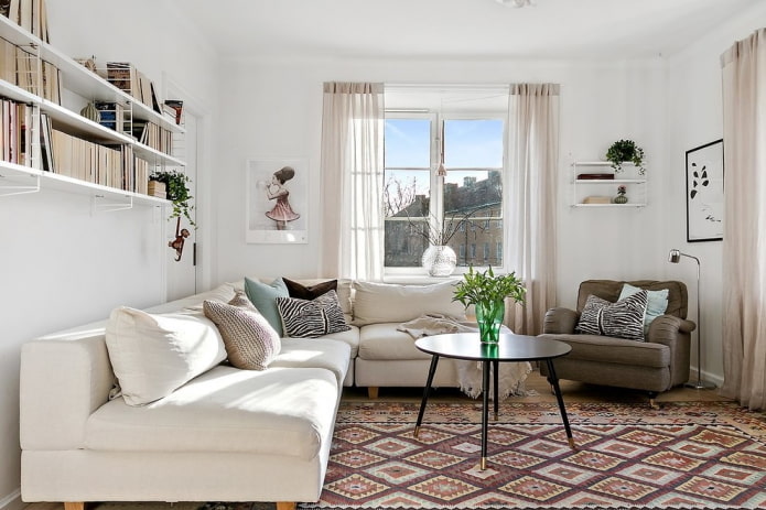 decoratie en textiel in de woonkamer in Scandinavische stijl