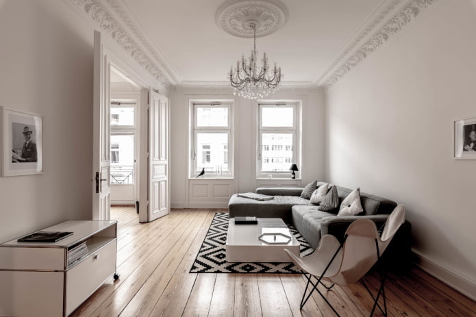 afwerking van het plafond in de woonkamer in Scandinavische stijl
