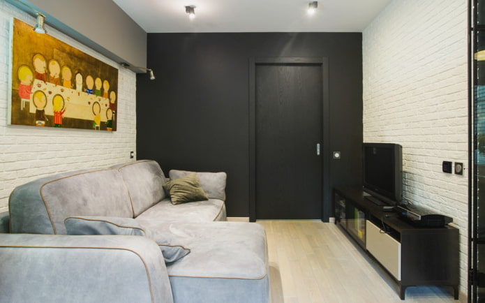 Contrasterende muur met een deur in dezelfde tint