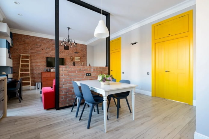 Contrasterende deuren in een loftwoonkamer