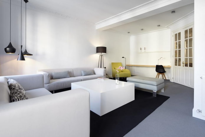 decoratie en verlichting in de woonkamer in een minimalistische stijl