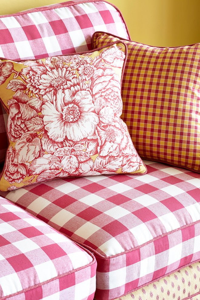 Geruite bekleding van de fauteuil en een bloemenprint