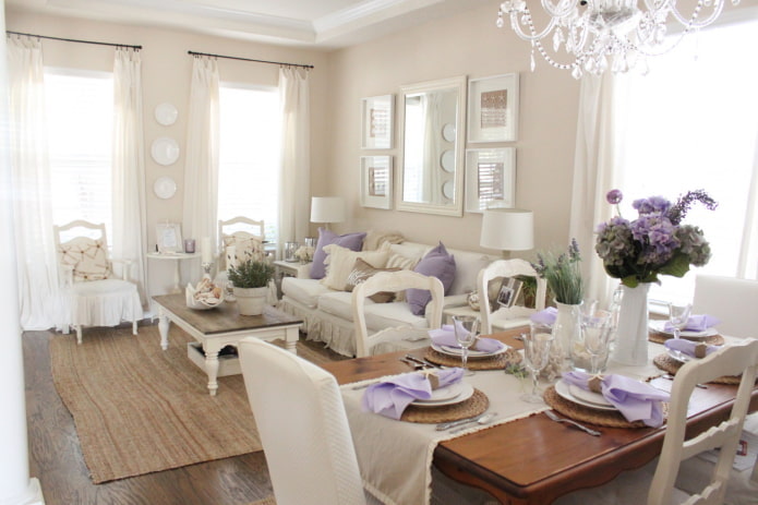 Cr?mekleurige woonkamer met lila accessoires