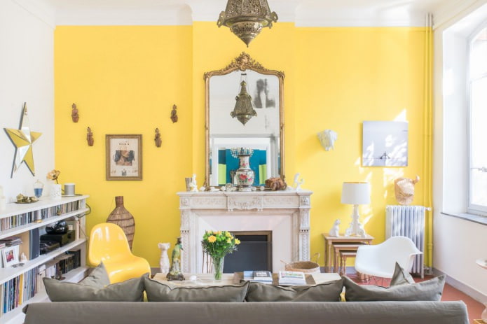 witte en gele woonkamer