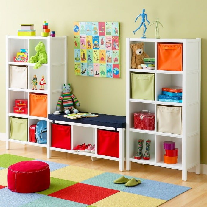 rek voor het opbergen van speelgoed in de kinderkamer