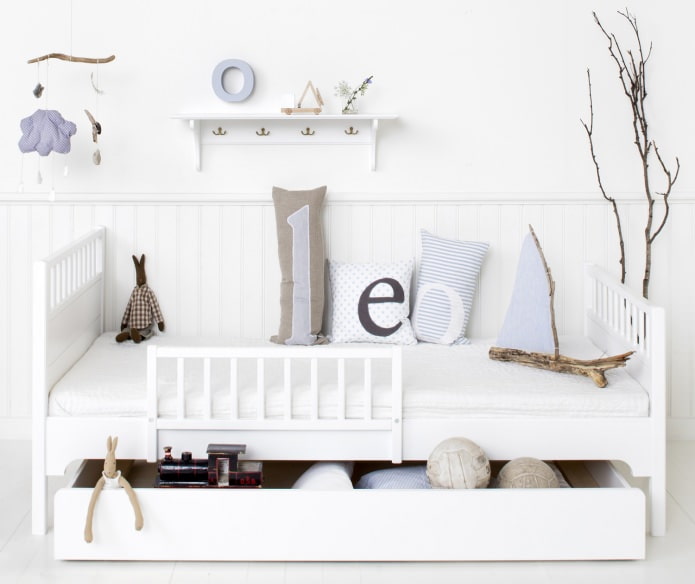 lades in een bed voor het opbergen van speelgoed in een kinderkamer