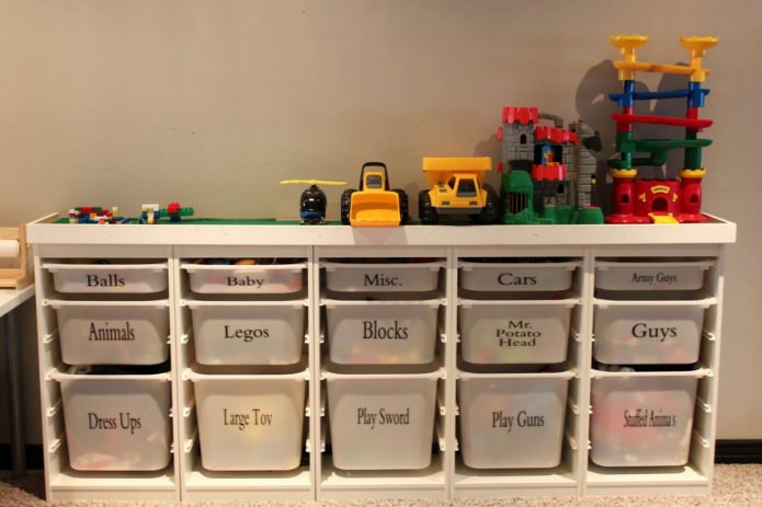 organizers voor het opbergen van speelgoed in de kinderkamer