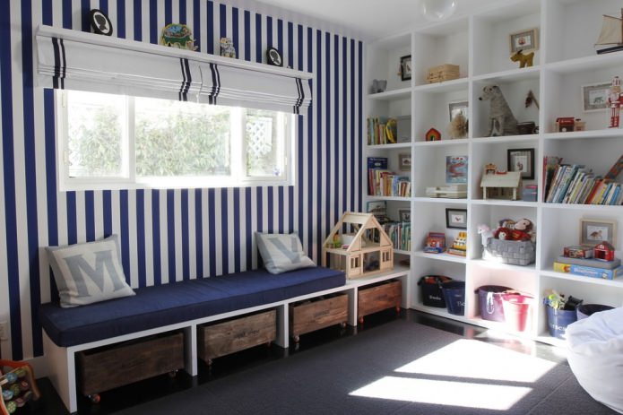 bankje bij het raam om speelgoed op te bergen in de kinderkamer