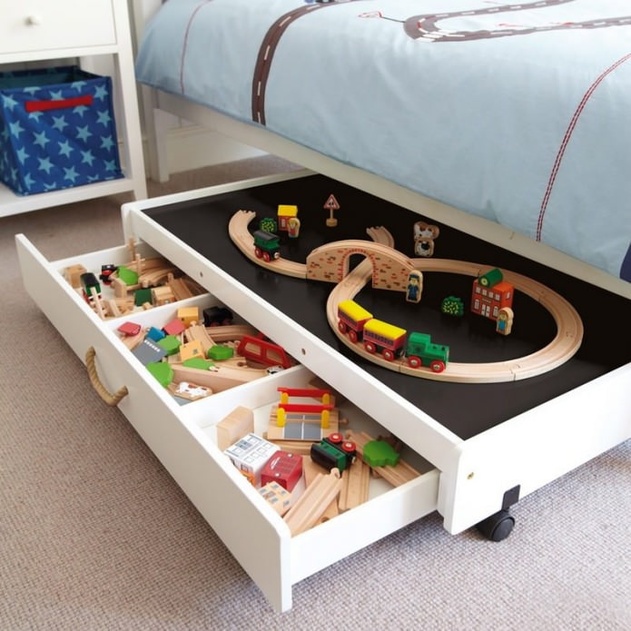 lades in een bed voor het opbergen van speelgoed in een kinderkamer