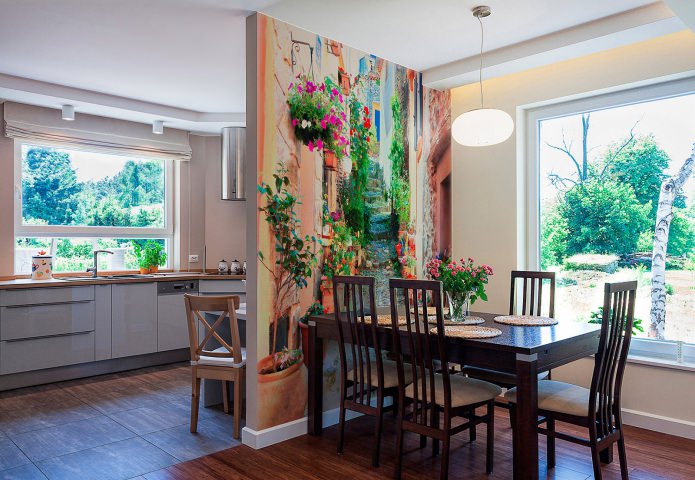 rechthoekige eettafel in het keukeninterieur