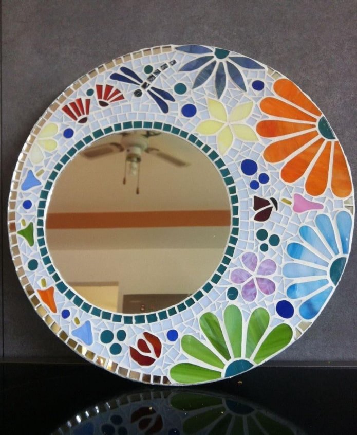 spiegellijst van gebroken servies en glas